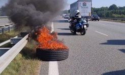 Pomagają, chronią i... gaszą pożary. Nietypowa interwencja wodzisławskich policjantów - Serwis informacyjny z Raciborza - naszraciborz.pl