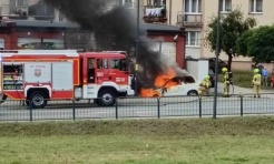 Rybnik. Strażacka akcja na Wodzisławskiej. Samochód stanął w ogniu - Serwis informacyjny z Raciborza - naszraciborz.pl