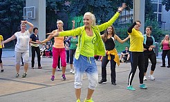 Bawią się i cieszą tańcem! Plenerowa zumba w Czerwionce - Serwis informacyjny z Wodzisławia Śląskiego - naszwodzislaw.com