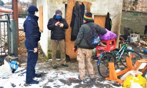Policjanci i streetworker pomogli bezdomnemu - Serwis informacyjny z Wodzisławia Śląskiego - naszwodzislaw.com