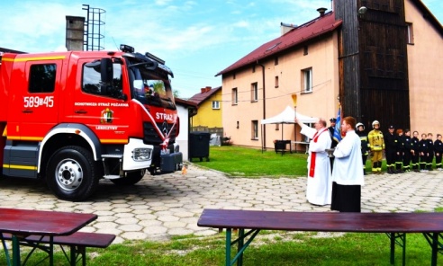 OSP Leszczyny ma nowy wóz bojowy [FOTO] - Serwis informacyjny z Wodzisławia Śląskiego - naszwodzislaw.com