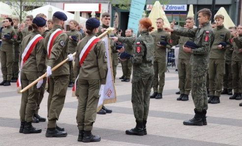 Ślubowanie klas mundurowych na rybnickim rynku - Serwis informacyjny z Wodzisławia Śląskiego - naszwodzislaw.com