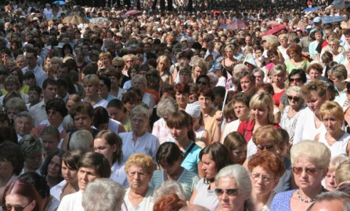 Pielgrzymka kobiet i dziewcząt do Piekar Śląskich - Serwis informacyjny z Wodzisławia Śląskiego - naszwodzislaw.com