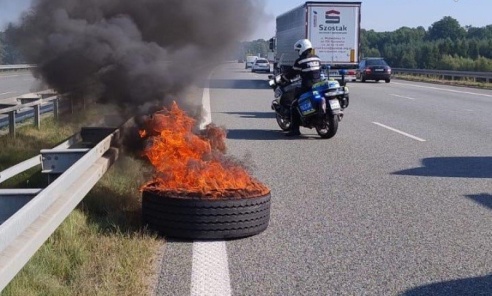 Pomagają, chronią i... gaszą pożary. Nietypowa interwencja wodzisławskich policjantów - Serwis informacyjny z Wodzisławia Śląskiego - naszwodzislaw.com