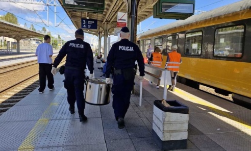 Policja, straż miejska i SOK pomogły pasażerom, którzy utknęli na rybnickim dworcu - Serwis informacyjny z Wodzisławia Śląskiego - naszwodzislaw.com