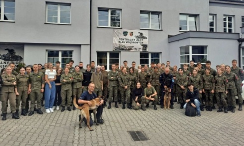 Policjanci na spotkaniu z klasą mundurową  - Serwis informacyjny z Wodzisławia Śląskiego - naszwodzislaw.com