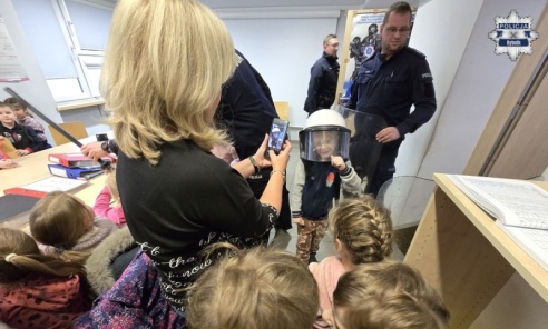 Przedszkolaki z Jedynki odwiedziły rybnicką komendę Przedszkolaki z Jedynki odwiedziły rybnicką komendę - Serwis informacyjny z Wodzisławia Śląskiego - naszwodzislaw.com