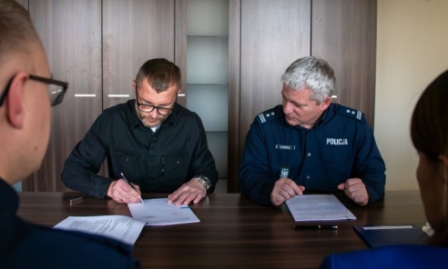 Podpisano umowę na budowę nowego komisariatu w Rybniku-Boguszowicach Podpisano umowę na budowę nowego komisariatu w Rybniku-Boguszowicach - Serwis informacyjny z Wodzisławia Śląskiego - naszwodzislaw.com