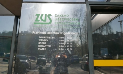 Pracownicy ZUS domagają się godnych warunków pracy i podwyżek Pracownicy ZUS domagają się godnych warunków pracy i podwyżek - Serwis informacyjny z Wodzisławia Śląskiego - naszwodzislaw.com