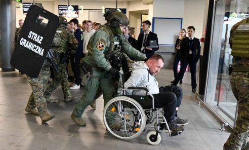 Kolejne szkolenie taktyczne z zakresu Działań interwencyjnych na lotnisku w Katowicach Kolejne szkolenie taktyczne z zakresu Działań interwencyjnych na lotnisku w Katowicach - Serwis informacyjny z Wodzisławia Śląskiego - naszwodzislaw.com