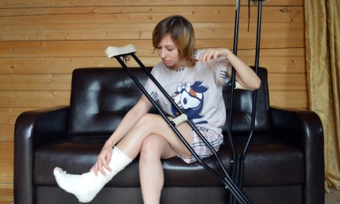 Poślizgnąłeś się i złamałeś nogę w drodze do pracy? Możesz otrzymać 100 proc. zasiłku chorobowego Poślizgnąłeś się i złamałeś nogę w drodze do pracy? Możesz otrzymać 100 proc. zasiłku chorobowego - Serwis informacyjny z Wodzisławia Śląskiego - naszwodzislaw.com