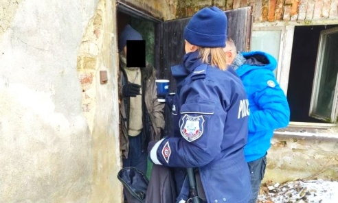 Policjanci wraz ze streetworkerem sprawdzają bezpieczeństwo bezdomnych Policjanci wraz ze streetworkerem sprawdzają bezpieczeństwo bezdomnych - Serwis informacyjny z Wodzisławia Śląskiego - naszwodzislaw.com