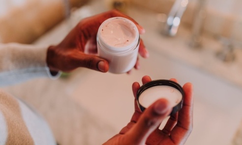 Jakie błędy w pielęgnacji są najczęstszą przyczyną pękających pięt? Jakie błędy w pielęgnacji są najczęstszą przyczyną pękających pięt? - Serwis informacyjny z Wodzisławia Śląskiego - naszwodzislaw.com