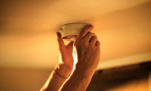 Małe urządzenia, wielka różnica. Jak czujki dymu i tlenku węgla chronią dom Małe urządzenia, wielka różnica. Jak czujki dymu i tlenku węgla chronią dom - Serwis informacyjny z Wodzisławia Śląskiego - naszwodzislaw.com