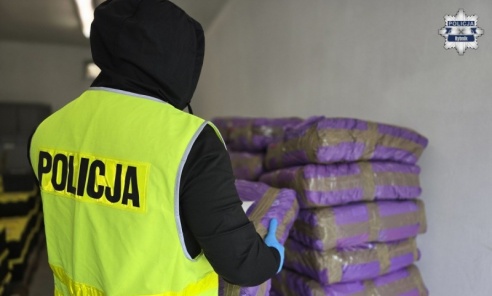 Nielegalne wyroby tytoniowe przejęte przez rybnickich policjantów Nielegalne wyroby tytoniowe przejęte przez rybnickich policjantów - Serwis informacyjny z Wodzisławia Śląskiego - naszwodzislaw.com