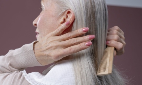 Jakie kosmetyki stosować na siwiejące włosy? Jakie kosmetyki stosować na siwiejące włosy? - Serwis informacyjny z Wodzisławia Śląskiego - naszwodzislaw.com
