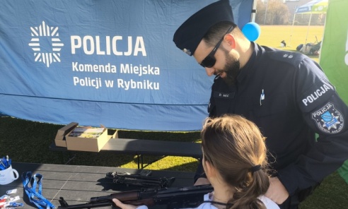 Radiowóz, broń i rozmowy o bezpieczeństwie. Policja włączyła się w obchody Dnia Kobiet w Rybniku Radiowóz, broń i rozmowy o bezpieczeństwie. Policja włączyła się w obchody Dnia Kobiet w Rybniku - Serwis informacyjny z Wodzisławia Śląskiego - naszwodzislaw.com