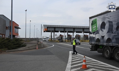 Wyścigi słoni w oku policyjnych kamer. Działania śląskiej drogówki na A1 i A4 Wyścigi słoni w oku policyjnych kamer. Działania śląskiej drogówki na A1 i A4 - Serwis informacyjny z Wodzisławia Śląskiego - naszwodzislaw.com