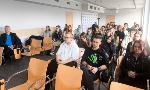 Studenci raciborskiej ANS na warsztatach tłumaczeniowych w rybnickiej komendzie Studenci raciborskiej ANS na warsztatach tłumaczeniowych w rybnickiej komendzie - Serwis informacyjny z Wodzisławia Śląskiego - naszwodzislaw.com