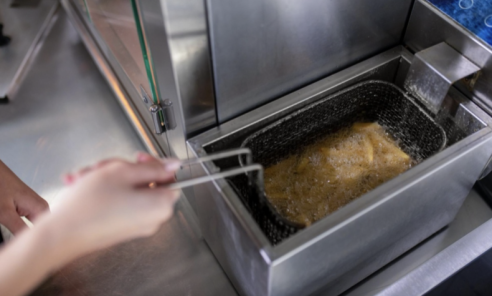 Co zrobić z olejem po frytkach? Olejomaty jako przyszłość ekologii w kuchni Co zrobić z olejem po frytkach? Olejomaty jako przyszłość ekologii w kuchni - Serwis informacyjny z Wodzisławia Śląskiego - naszwodzislaw.com