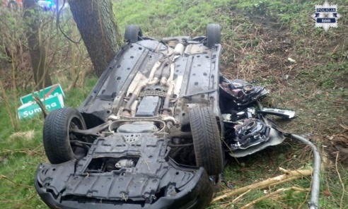 Groźny wypadek w Suminie. Nadmierna prędkość doprowadziła do dachowania Groźny wypadek w Suminie. Nadmierna prędkość doprowadziła do dachowania - Serwis informacyjny z Wodzisławia Śląskiego - naszwodzislaw.com