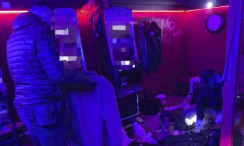 Nielegalny hazard, poszukiwani i narkotyki w jednym z salonów gier Nielegalny hazard, poszukiwani i narkotyki w jednym z salonów gier - Serwis informacyjny z Wodzisławia Śląskiego - naszwodzislaw.com