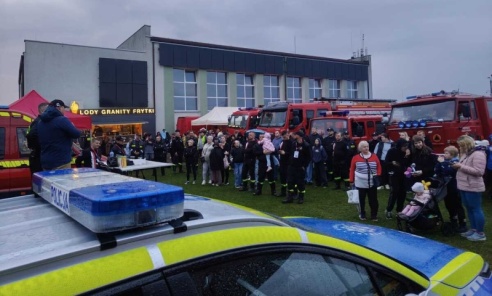 Mundurowi i mieszkańcy razem dla Kazika. Poruszająca akcja w Gaszowicach Mundurowi i mieszkańcy razem dla Kazika. Poruszająca akcja w Gaszowicach - Serwis informacyjny z Wodzisławia Śląskiego - naszwodzislaw.com
