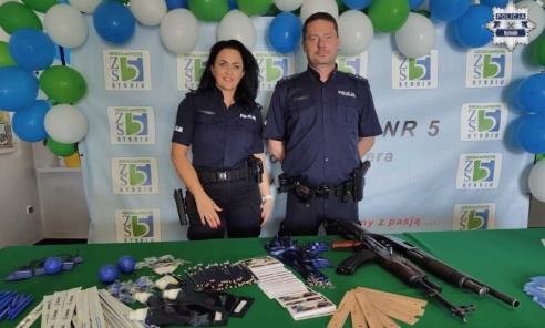 Policjanci na dniu otwartym w Rybniku. Młodzież poznaje ścieżkę służby w Policji Policjanci na dniu otwartym w Rybniku. Młodzież poznaje ścieżkę służby w Policji - Serwis informacyjny z Wodzisławia Śląskiego - naszwodzislaw.com