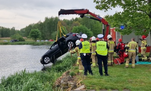 Audi wpadło do stawu. Kierowca zdołał się uratować Audi wpadło do stawu. Kierowca zdołał się uratować - Serwis informacyjny z Wodzisławia Śląskiego - naszwodzislaw.com
