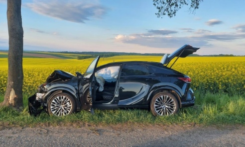 Uderzył w drzewo, unikając zderzenia z sarną. Groźne zdarzenie w Modzurowie Uderzył w drzewo, unikając zderzenia z sarną. Groźne zdarzenie w Modzurowie - Serwis informacyjny z Wodzisławia Śląskiego - naszwodzislaw.com