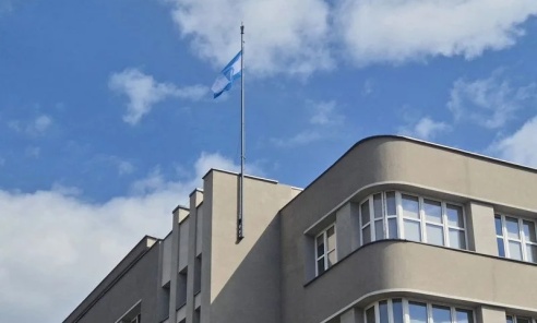 Flagi znów powiewają nad Rybnikiem. Przywrócono zapomniany element architektury modernistycznej Flagi znów powiewają nad Rybnikiem. Przywrócono zapomniany element architektury modernistycznej - Serwis informacyjny z Wodzisławia Śląskiego - naszwodzislaw.com