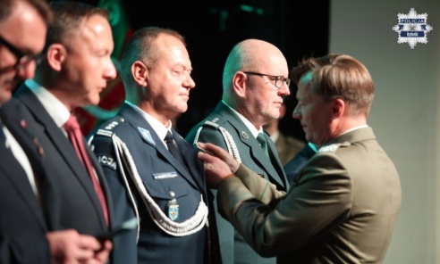 Rybnik wśród wyróżnionych. Szef policji i jego zastępca odznaczeni podczas jubileuszu Straży Granicznej Rybnik wśród wyróżnionych. Szef policji i jego zastępca odznaczeni podczas jubileuszu Straży Granicznej - Serwis informacyjny z Wodzisławia Śląskiego - naszwodzislaw.com