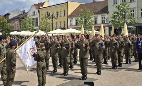 Młodzi adepci służb mundurowych złożyli ślubowanie na rybnickim rynku Młodzi adepci służb mundurowych złożyli ślubowanie na rybnickim rynku - Serwis informacyjny z Wodzisławia Śląskiego - naszwodzislaw.com