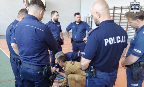 Strażacy szkolą policjantów z pierwszej pomocy. Wspólne ćwiczenia w Rybniku Strażacy szkolą policjantów z pierwszej pomocy. Wspólne ćwiczenia w Rybniku - Serwis informacyjny z Wodzisławia Śląskiego - naszwodzislaw.com