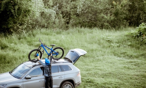 Bagażnik dachowy, rowery i pełne auto pasażerów. Co najbardziej obciąża samochód latem? Bagażnik dachowy, rowery i pełne auto pasażerów. Co najbardziej obciąża samochód latem? - Serwis informacyjny z Wodzisławia Śląskiego - naszwodzislaw.com
