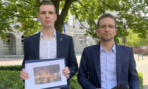 Konfederacja chce zerwać współpracę Rybnika z Iwano-Frankiwskiem. Powodem kult Bandery Konfederacja chce zerwać współpracę Rybnika z Iwano-Frankiwskiem. Powodem kult Bandery - Serwis informacyjny z Wodzisławia Śląskiego - naszwodzislaw.com