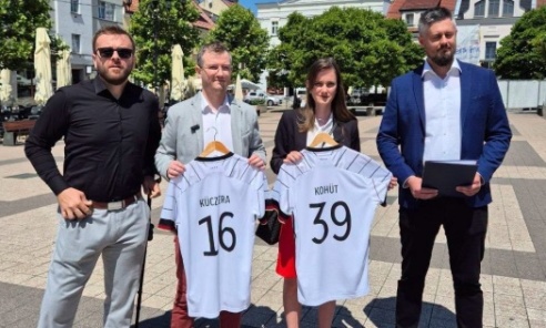 Koszulki reprezentacji Niemiec dla polityków. Kontrowersyjna akcja Konfederacji na rynku w Rybniku Koszulki reprezentacji Niemiec dla polityków. Kontrowersyjna akcja Konfederacji na rynku w Rybniku - Serwis informacyjny z Wodzisławia Śląskiego - naszwodzislaw.com