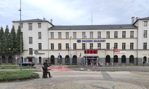 Pożar lokomotywy między Leszczynami a Rybnikiem. Pasażerowie musieli liczyć się z opóźnieniami Pożar lokomotywy między Leszczynami a Rybnikiem. Pasażerowie musieli liczyć się z opóźnieniami - Serwis informacyjny z Wodzisławia Śląskiego - naszwodzislaw.com