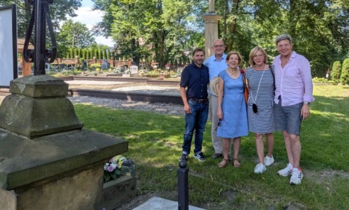 Po ponad stu latach wrócili do Leszczyn. Potomkowie Konrada Bartelta odwiedzili rodzinne miejsca Po ponad stu latach wrócili do Leszczyn. Potomkowie Konrada Bartelta odwiedzili rodzinne miejsca - Serwis informacyjny z Wodzisławia Śląskiego - naszwodzislaw.com