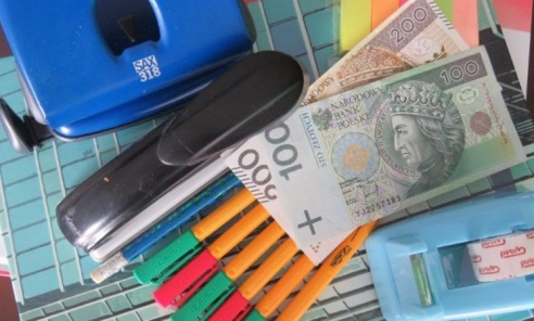 Czas na zakupy wyprawki szkolnej? 300 zł od ZUS może się przydać. Ruszyły wypłaty z programu Dobry Start Czas na zakupy wyprawki szkolnej? 300 zł od ZUS może się przydać. Ruszyły wypłaty z programu Dobry Start - Serwis informacyjny z Wodzisławia Śląskiego - naszwodzislaw.com