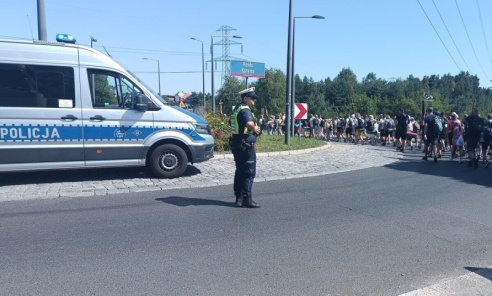 81. Rybnicka Pielgrzymka ruszyła na Jasną Górę. Policjanci zadbali o bezpieczne przejście przez miasto 81. Rybnicka Pielgrzymka ruszyła na Jasną Górę. Policjanci zadbali o bezpieczne przejście przez miasto - Serwis informacyjny z Wodzisławia Śląskiego - naszwodzislaw.com