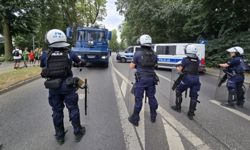 Mecz podwyższonego ryzyka w Rybniku. Na trybunach pojawiła się pirotechnika Mecz podwyższonego ryzyka w Rybniku. Na trybunach pojawiła się pirotechnika - Serwis informacyjny z Wodzisławia Śląskiego - naszwodzislaw.com
