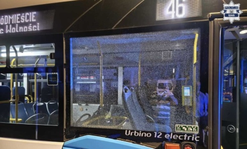 Koniec trasy i awantura. 69-latka rzuciła butelką w autobus Koniec trasy i awantura. 69-latka rzuciła butelką w autobus - Serwis informacyjny z Wodzisławia Śląskiego - naszwodzislaw.com