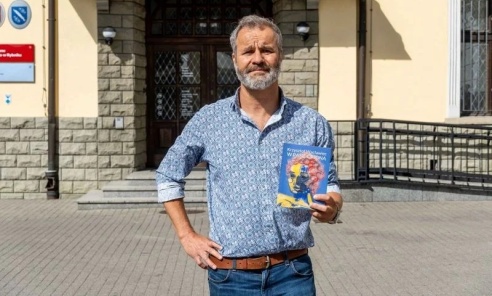 Zostawił księgowość, żeby opowiedzieć historię swojej rodziny. Rybniczanin debiutuje powieścią Zostawił księgowość, żeby opowiedzieć historię swojej rodziny. Rybniczanin debiutuje powieścią - Serwis informacyjny z Wodzisławia Śląskiego - naszwodzislaw.com