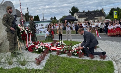 Pomnik bohatera z sąsiedztwa. Nieznana historia życia mjr pilota Antoniego Tomiczka Pomnik bohatera z sąsiedztwa. Nieznana historia życia mjr pilota Antoniego Tomiczka - Serwis informacyjny z Wodzisławia Śląskiego - naszwodzislaw.com
