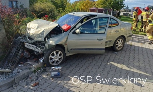Wypadek w Świerklanach. Samochód uderzył w słup, 77-latka trafiła do szpitala Wypadek w Świerklanach. Samochód uderzył w słup, 77-latka trafiła do szpitala - Serwis informacyjny z Wodzisławia Śląskiego - naszwodzislaw.com