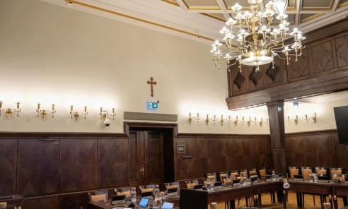 Przetrwał wojnę i PRL. Ponad stuletni krucyfiks znów zawisł w rybnickim magistracie Przetrwał wojnę i PRL. Ponad stuletni krucyfiks znów zawisł w rybnickim magistracie - Serwis informacyjny z Wodzisławia Śląskiego - naszwodzislaw.com