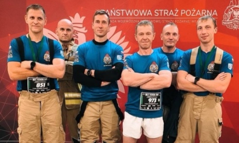 49 pięter w pełnym umundurowaniu. Strażacy z Rybnika zmierzyli się ze Sky Tower Run 49 pięter w pełnym umundurowaniu. Strażacy z Rybnika zmierzyli się ze Sky Tower Run - Serwis informacyjny z Wodzisławia Śląskiego - naszwodzislaw.com