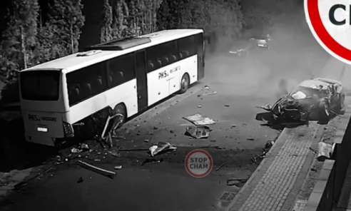 Dramatyczny wypadek w Pstrążnej uchwycony przez monitoring. Hyundai uderzył w zaparkowany autobus Dramatyczny wypadek w Pstrążnej uchwycony przez monitoring. Hyundai uderzył w zaparkowany autobus - Serwis informacyjny z Wodzisławia Śląskiego - naszwodzislaw.com