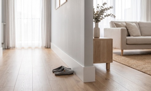 Listwy przypodłogowe MDF, PCV i drewno. Porównanie materiałów oraz zasady montażu Listwy przypodłogowe MDF, PCV i drewno. Porównanie materiałów oraz zasady montażu - Serwis informacyjny z Wodzisławia Śląskiego - naszwodzislaw.com